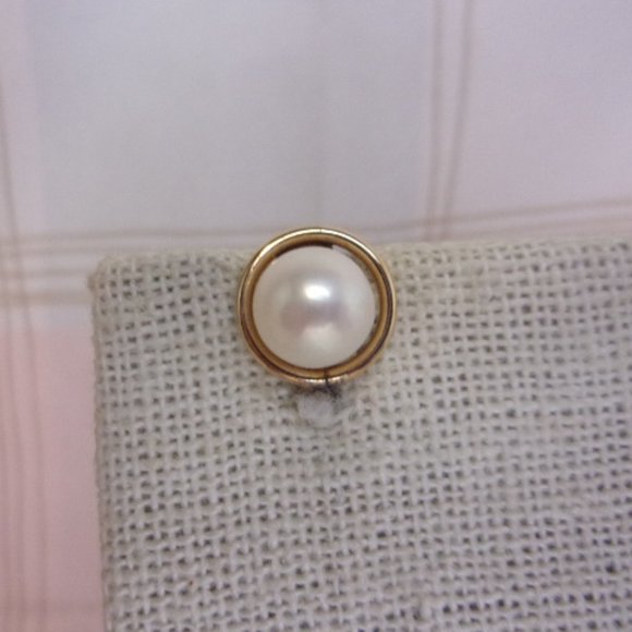 WRE Gold Filled Cultured Pearl Screw Back Earrings - Picture 2 of 7